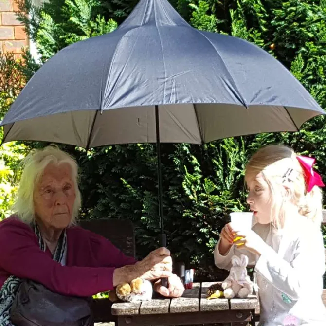 Ladies Classic Black Pagoda Umbrella – the “Parisian Parasol”